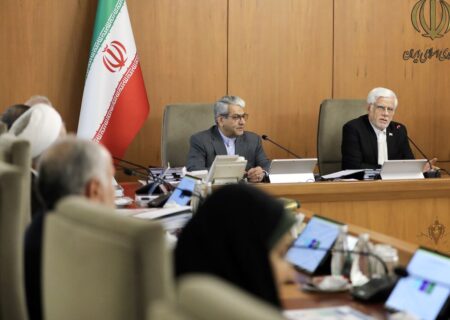 عارف: داوطلب تحریم نیستیم/ دولت ثبات را به بازار ارز باز می گرداند