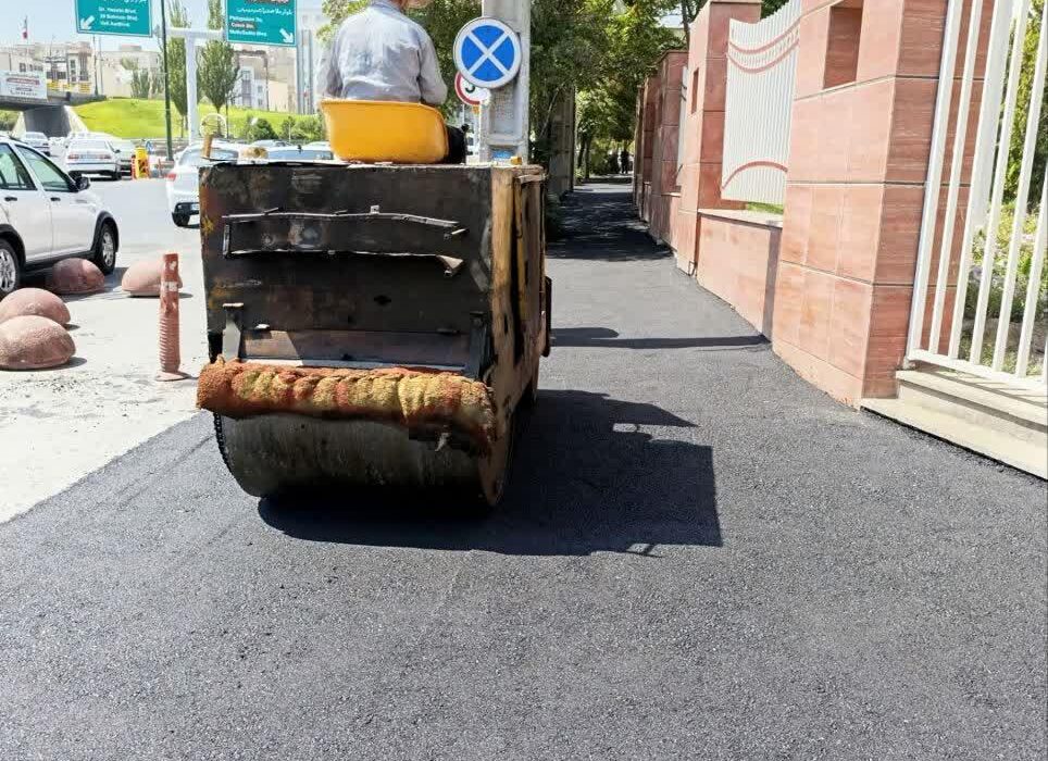 آسفالت ریزی ۱۹۰ تنی معابر حوزه شهرداری منطقه ۲