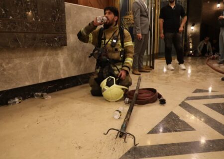 نجات ۳۰۰ نفر از آتش‌سوزی هتل‌آپارتمانی در مشهد
