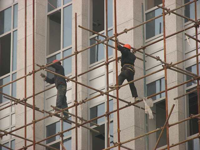 جزییات سقوط یک کارگر از داربست ساختمانی در شهرجدید سهند