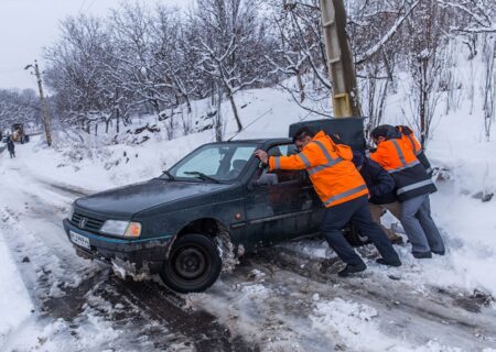 نیروهای راهداری آذربایجان‌شرقی به ۳۹ خودرو گرفتار در برف کمک کردند