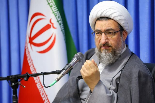 همه خدمتگزاران نظام کنار هم و با وحدت کار را پیش ببرند