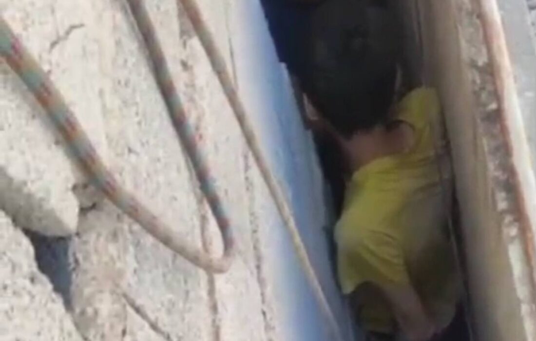 پسر ۱۴ ساله از میان دو دیوار بیرون کشیده شد