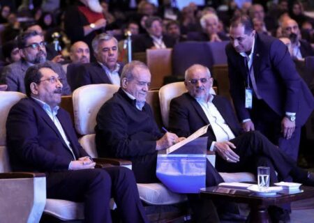 تجلیل ۴ واحد صنعتی نمونه و یک پیشکسوت صنعتی برگزیده ملی با حضور رییس جمهور و استاندار