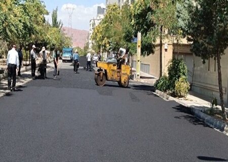 آسفالت‌ریزی یکهزار و ۲ تنی در معابر سطح حوزه شهرداری منطقه ۲