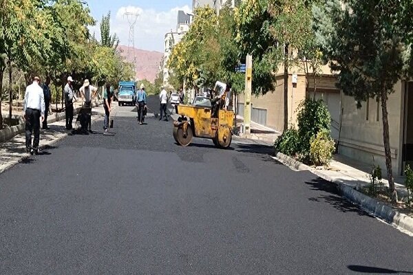 آسفالت‌ریزی یکهزار و ۲ تنی در معابر سطح حوزه شهرداری منطقه ۲