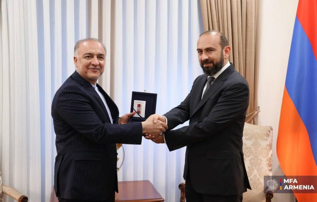 وزیر امور خارجه ارمنستان به سفیر ایران نشان دوستی اهدا نمود