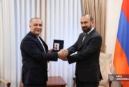 وزیر امور خارجه ارمنستان به سفیر ایران نشان دوستی اهدا نمود