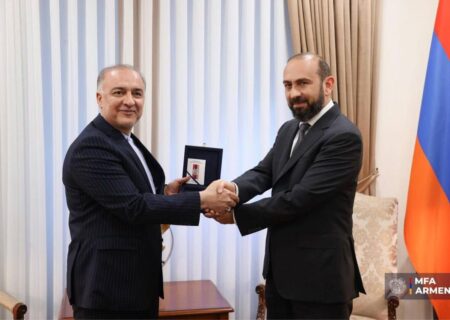 وزیر امور خارجه ارمنستان به سفیر ایران نشان دوستی اهدا نمود
