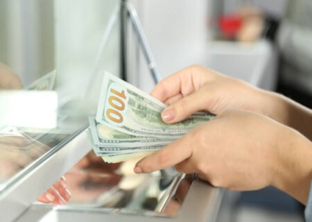 اجرای آزمایشی خرید ارز از گردشگران خارجی در فرودگاه‌های بین‌المللی و صدور ‎توریست‌ کارت