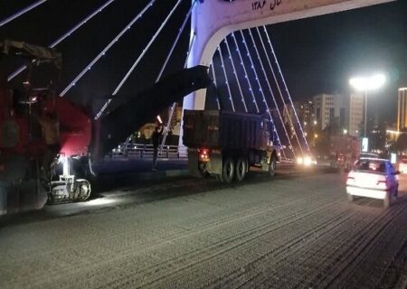 عملیات شبانه تراش آسفالت مستهلک باند شمالی پل کابلی به طرف میدان افلاک نما