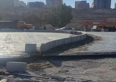 اجرای پروژه جدول‌گذاری با هدف ساماندهی ترافیکی و ایمن‌سازی دوربرگردان بلوار دوکمال