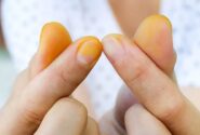 روش‌‌های ساده برای پاک کردن لکه زردچوبه از ناخن و دست