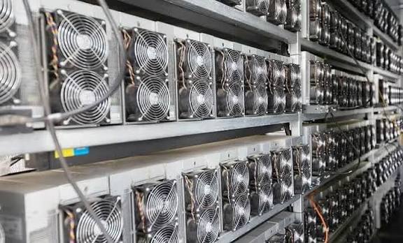 کشف ۳۸۵ ماینر قاچاق از انبار یک کارخانه