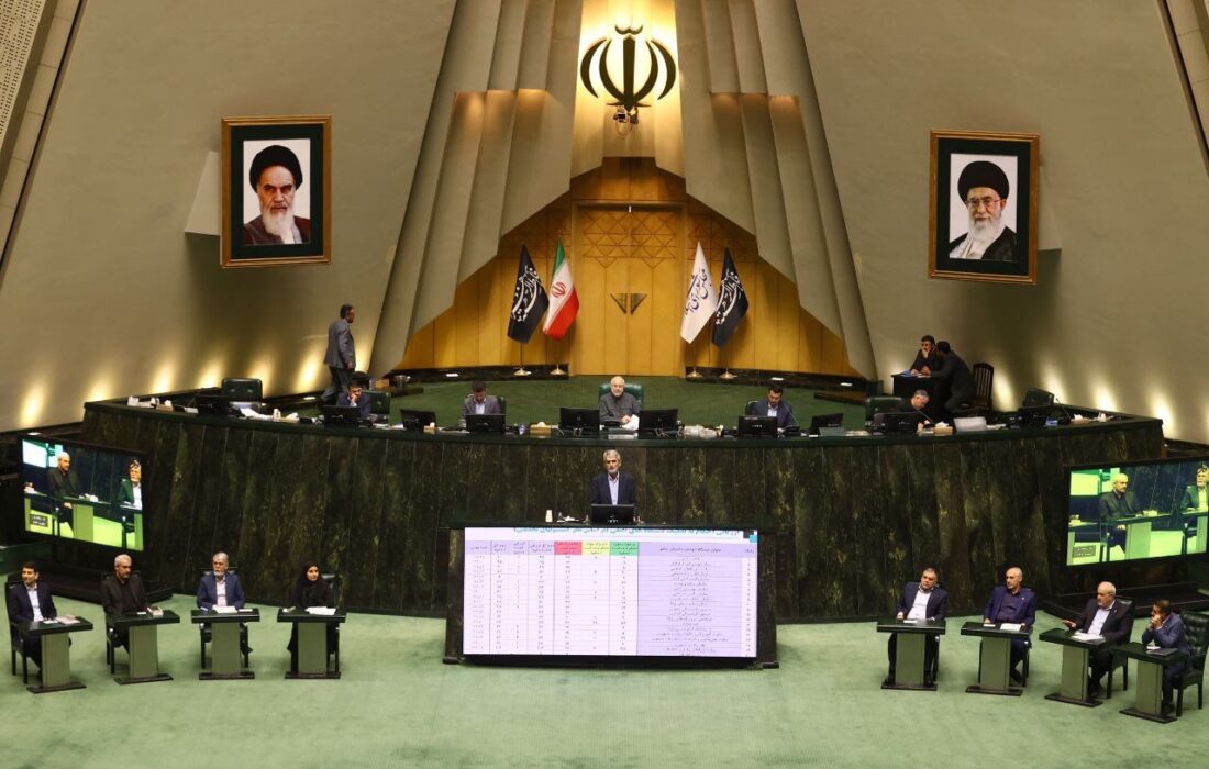 چینش متفاوت صندلی وزرا در صحن علنی