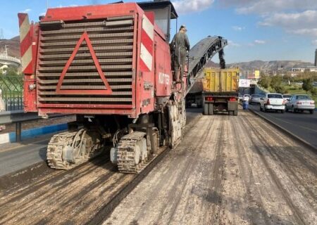 ادامه عملیات نوسازی آسفالت ضلع جنوبی اتوبان پاسداران – میدان فهمیده