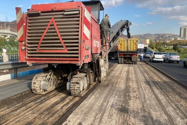 ادامه عملیات نوسازی آسفالت ضلع جنوبی اتوبان پاسداران – میدان فهمیده
