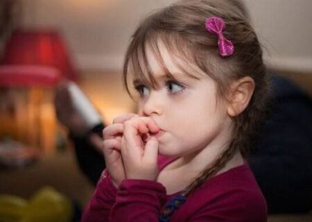 چرا کودکان ناخن می‌جوند؟