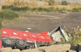 سقوط تریلی به آراز/ راننده جان باخت