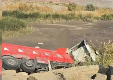 سقوط تریلی به آراز/ راننده جان باخت