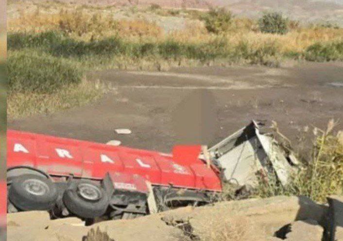 سقوط تریلی به آراز/ راننده جان باخت