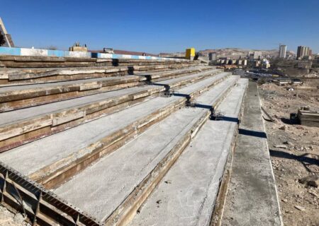 اتمام بتن ریزی پله‌های سن روباز باغ موزه دفاع مقدس