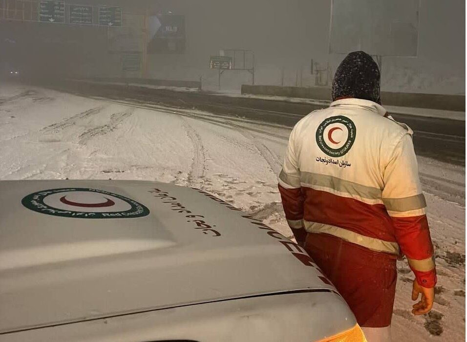 برفروبی و بازگشایی راه ۴۵۱ روستای آذربایجان شرقی