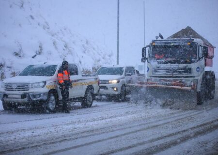بارش برف و کولاک راه ارتباطی ۱۷۳روستای آذربایجان‌شرقی را بست