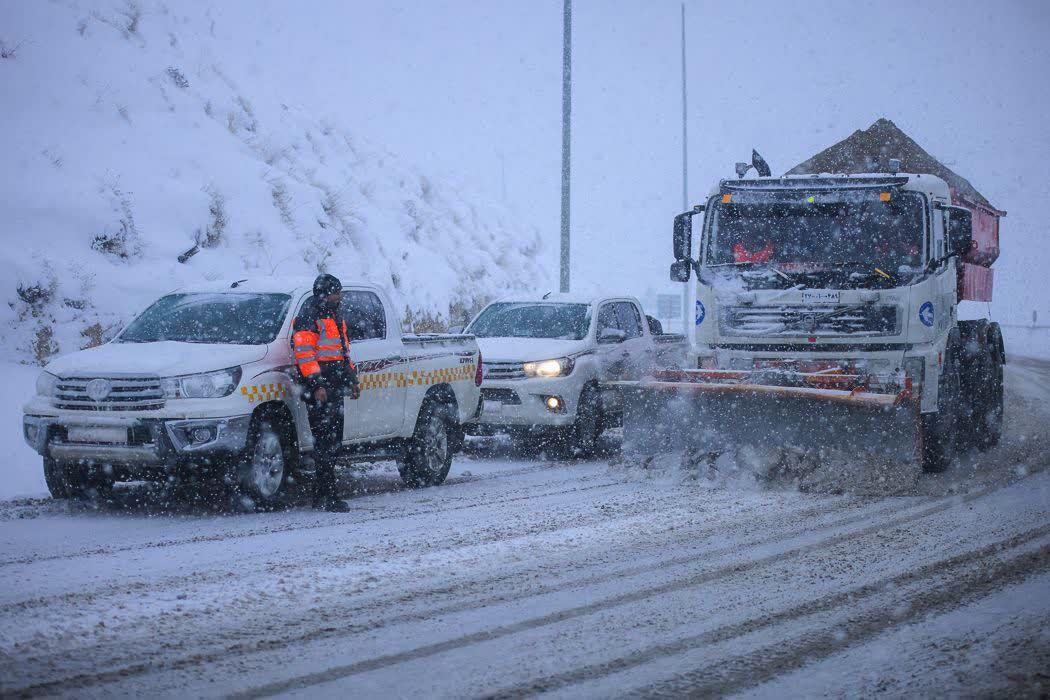 بارش برف و کولاک راه ارتباطی ۱۷۳روستای آذربایجانشرقی را بست