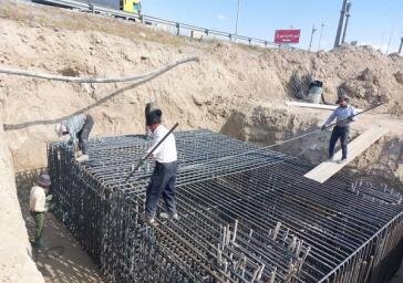 پیشرفت ۳۵ درصدی پروژه پل سه‌راهی اهر/ شمع‌کوبی و ساخت پایه‌ها در مرحله پایانی