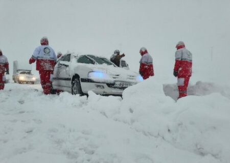 نجات ۴۰ نفر گرفتار در برف و کولاک جاده ائل‌یولی بستان‌آباد