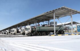 سوخت‌رسانی به مناطق سخت‌گذر در شرایط برف و بوران شدید در منطقه آذربایجان‌شرقی