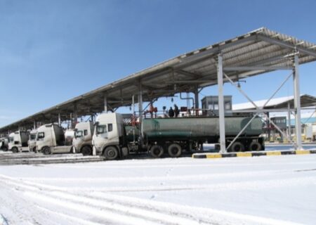 سوخت‌رسانی به مناطق سخت‌گذر در شرایط برف و بوران شدید در منطقه آذربایجان‌شرقی