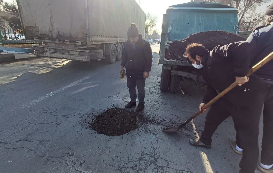 لکه گیری و آسفالت دستی در معابر و محلات غرب و شمالغرب تبریز