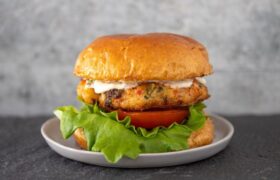 برگر میگو؛ تجربه‌ای خوش‌طعم از فست‌فود سالم خانگی