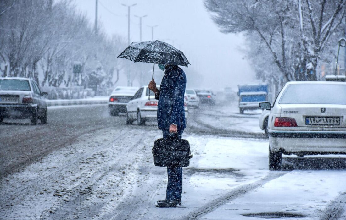 بارش برف در محورهای غربی آذربایجان شرقی/ رانندگان زنجیر چرخ به همراه داشته باشند