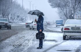 بارش برف در محورهای غربی آذربایجان شرقی/ رانندگان زنجیر چرخ به همراه داشته باشند