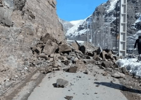 محور ریلی منطقه آذربایجان بر اثر ریزش کوه مسدود شد