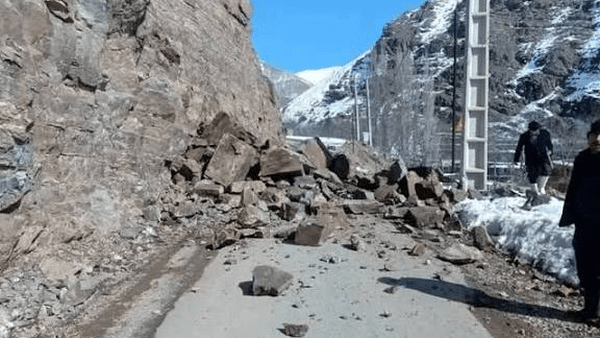 محور ریلی منطقه آذربایجان بر اثر ریزش کوه مسدود شد