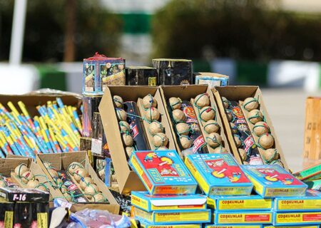 کشف چهار هزار و ۸۰۰ عدد مواد محترقه خارجی در تبریز و دستگیری دو نفر