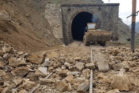 ریزش کوه در مسیر ریلی میانه‌ ـ‌ هشترود