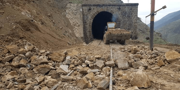 ریزش کوه در مسیر ریلی میانه‌ ـ‌ هشترود