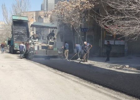 آغاز آسفالت ریزی خیابان نجم با استفاده از ۵۰۰ تن آسفالت