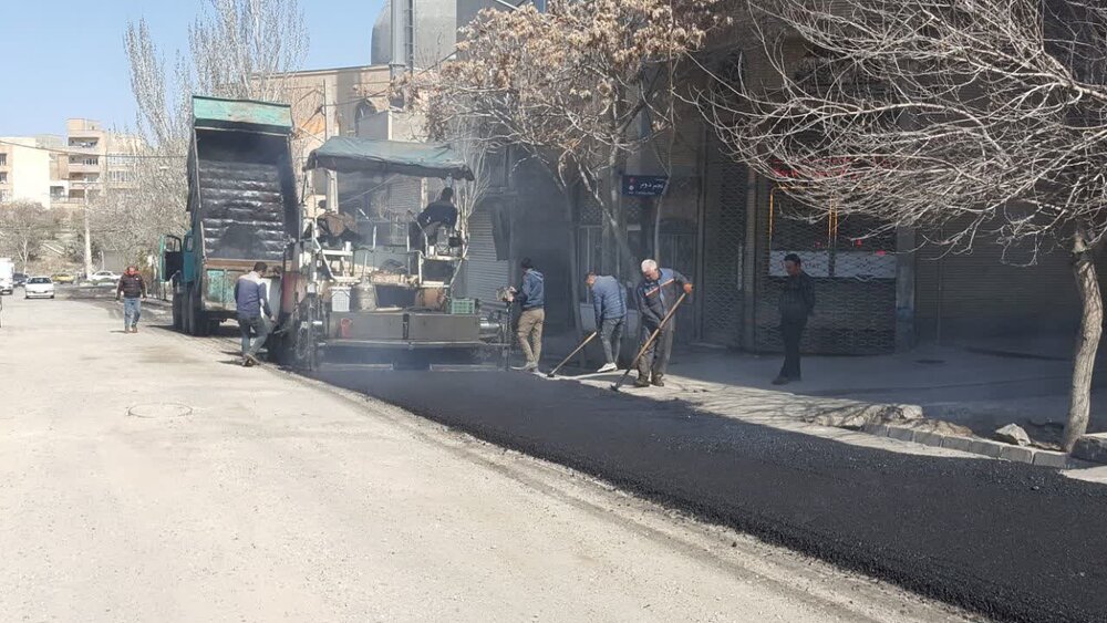 آغاز آسفالت ریزی خیابان نجم با استفاده از ۵۰۰ تن آسفالت