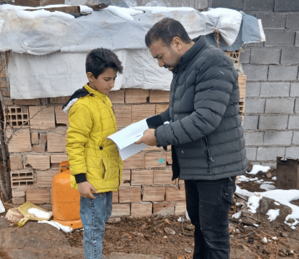 توزیع درسنامههای آموزشی برای دانشآموزان روستاهای فاقد اینترنت آذربایجانشرقی
