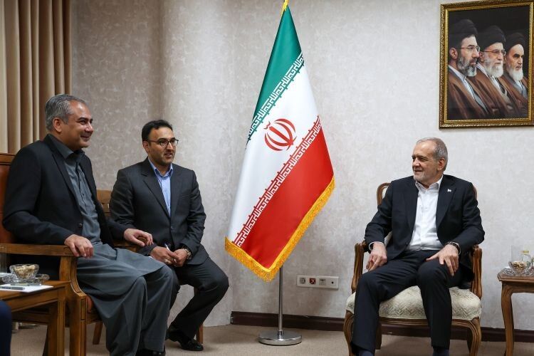 پزشکیان در دیدار وزیر کشور پاکستان بر تداوم گفتوگو و تقویت همکاریهای منطقهای تاکید کرد