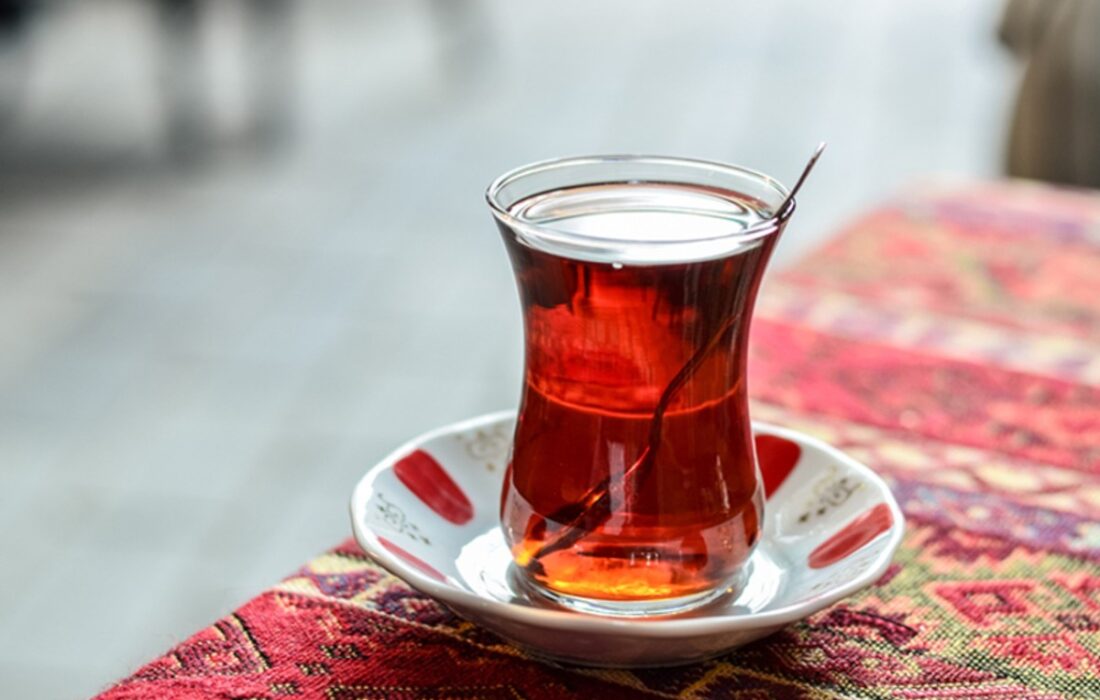 آیا نوشیدن چای داغ در هوای گرم بدن را خنک می‌کند؟