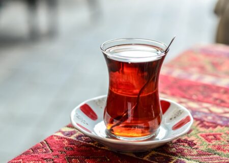 آیا نوشیدن چای داغ در هوای گرم بدن را خنک می‌کند؟