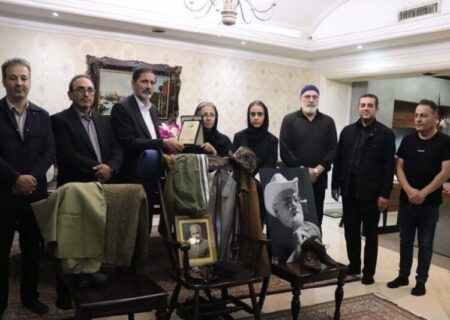 اهدای یادگاری های اکبر عبدی به موزه عمارت شهرداری اردبیل