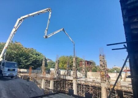 بتن‌ریزی ستون‌های طبقه اول بلوک غربی پروژه بازآفرینی شهری اطلس